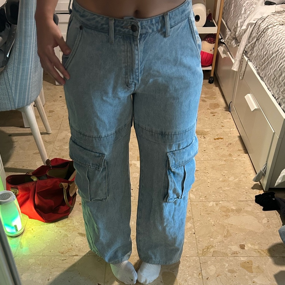 Cargo jeans they say size small  but Fit like a 27